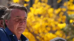 Jair Bolsonaro acena a apoiadores durante protesto de 7 de setembro em Brasília