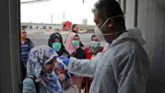 امرأة تخضع للفحص الطبي