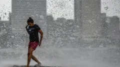 દરિયાનાં મોજાં