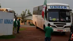 Imodoka zihungukanye impunzi z'Abarundi zivuye muri Uganda