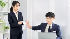 رجل أعمال آسيوي يرفض عمل مطلوب منه
