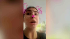 लेबननी किशोरीले खिचेको भिडिओमा फिल्टरबाट बनेको आकृति उनको अनुहारमाथि देखिन्छ