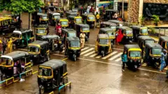 રીક્ષાવાળા લાખોની કમાણી કેવી રીતે કરે છે, મુંબઈ કોન્સ્યુલેટ, મુંબઈ પોલીસ, અમેરિકાના વિઝા, રાહુલ રૂપાણી લૅન્સકાર્ટ, બીબીસી ગુજરાતી, 