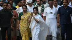 भवानीपुर में पदयात्रा करतीं ममता बनर्जी