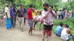 কোচবিহার জেলায় মঙ্গলবার ভোরে গুলিতে নিহত ব্যক্তিকে নিয়ে যাওয়া হচ্ছে