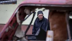 Мешканець Гуляйполя біля розбитої автівки