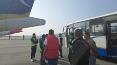 राष्ट्रपति रामचन्द्र अजरबैजानबाट फर्किँदा त्रिभुवन विमानस्थलमा रोकिएका आन्तरिक उडानका  विमाननजिकै विमानसेवा कम्पनीका कर्मचारीहरू