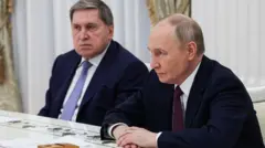 помощник президента РФ Юрий Ушаков и Владимир Путин