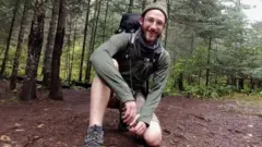 अ‍ॅलेक्स प्रेटी अमेरिकेच्या माजी सैनिकांसाठी असलेल्या सरकारी रुग्णालयात परिचारक म्हणून काम करत होता.