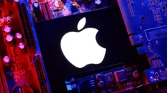 Процесор з логотипом Apple