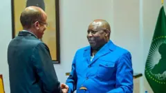 Perezida Evariste Ndayishimiye ahanye ukuboko na Mahmoud Ali Youssouf arongoye akanama k'Ubumwe bwa Afrika, i Bujumbura, kw’igenekerezo rya 16 Ruheshi (6), 2026