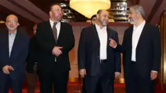 خالد مشعل، الرئيس السابق للمكتب السياسي لحماس، يتحدث إلى القيادي بالحركة موسى أبو مرزوق قبيل مؤتمر للحركة في الدوحة عام 2017.
