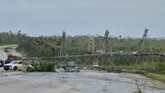 Una torre de electricidad caída en una carretera de Cuba