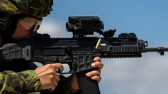 Soldado dispara fuzil durante treinamento do exército da República Tcheca