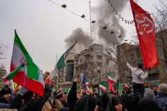 Дым после авиаудара во время митинга в Тегеране, 13 марта 2026 года