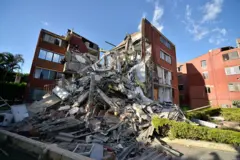 Um edifício desabado no bairro Primero de Febrero, em Pereira (Colômbia), após um terremoto de magnitude 7,4 que abalou o país em 10 de agosto de 2026.