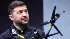 Володимир Зеленський тримає квадрокоптер