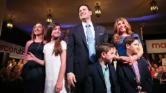 Marco Rubio com a esposa e os quatro filhos em um palanque