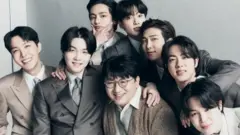 Bang Si-hyuk (ao centro) e o grupo de K-pop BTS
