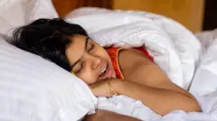 મોઢું ખુલ્લું રાખીને ઊંઘવું, બીમારી, નાક કાન ગળાની બીમારી, માણસ નસકોરાં કેમ બોલાવે છે, ઊંઘતી વખતે કેમ અવાજ આવે.