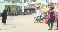 বোরকা আর হিজাব পরা এক মুসলিম ছাত্রীকে হয়রানির চেষ্টা এবং ছাত্রীটির প্রতিবাদের ভিডিও অনলাইনে ভাইরাল হয়