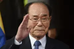 오른손을 든 북한 김영남 전 최고인민회의 상임위원장