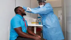 Umugabo urimo kwisuzumisha Covid