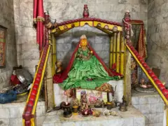 मंदिर के अंदर रखी मूर्ति