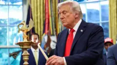 வெள்ளை மாளிகையில் தீபாவளியைக் கொண்டாடிய அமெரிக்க அதிபர் டொனால்ட் டிரம்ப்