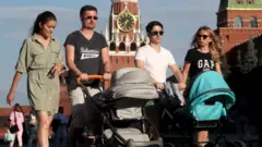 люди с колясками