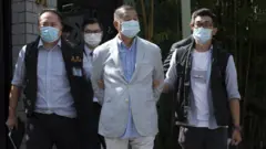 자택에서 연행되고 있는 지미 라이