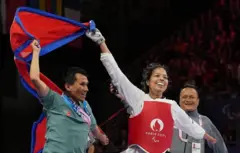 पदक जितेपछि खुसी मनाउँदै पलेशा र उनका प्रशिक्षक 