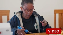 மடகாஸ்கர்: மின்சார வசதி இல்லாத கிராமத்திற்கு, புது வெளிச்சத்தைப் பாய்ச்சும் 'சோலார் பாட்டிகள்'