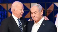 Ifoto igaragaza Biden (ibumoso) na Netanyahu