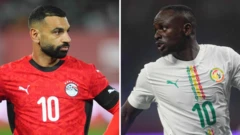 Mohamed Salah, vêtu d'un maillot rouge de l'Égypte avec le numéro 10 blanc sur la poitrine et un brassard de capitaine noir sur le biceps droit, regarde vers la droite, les mains sur les hanches, tandis que Sadio Mané, vêtu d'un maillot blanc du Sénégal avec des détails verts, jaunes et rouges et le numéro 10 vert sur la poitrine, tourne la tête vers la gauche.