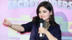 A atriz Zaira Wasim em evento na China