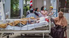 Pasien terdampak gempa dievakuasi di halaman RS Siloam Labuan Bajo, Manggarai Barat, NTT, Sabtu (15/8/2026). Pihak rumah sakit dibantu petugas kepolisian setempat mengevakuasi pasien setelah terjadi gempa bumi berkekuatan 6,2 magnitudo dengan kedalaman 10 km di 46 kilometer timur laut Labuan Bajo pada pada pukul 06.13 WITA.