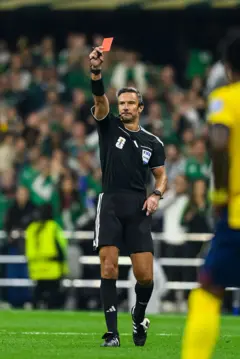 El árbitro Slavko Vinčić muestra una tarjeta roja durante el partido entre México y Ecuador en dieciseisavos de final del Mundial 2026