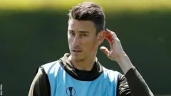 Koscielny amaze gukinira Arsenal imikino 353 ndetse yayifashije kwegukana igikombe cya FA mu mwaka w'imikino wa 2013-2014 no mu wa 2014-2015