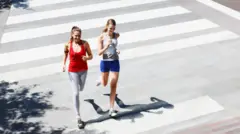 دو زن در حال ورزش دو در خیابان