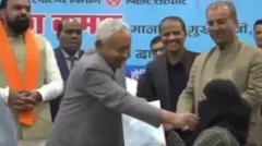 सोशल मीडियावर एक व्हीडिओ व्हायरल झाला आहे, ज्यात नियुक्तीपत्र देताना नितीश कुमार एका मुस्लिम महिला आयुष डॉक्टरच्या चेहऱ्यावरचा हिजाब ओढताना दिसत आहेत. 