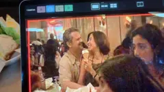 Monitor mostra cena de Ainda Estou Aqui