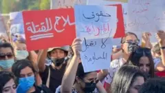 من المظاهرة.. شعار "حقوق المرأة لا تقبل المساومة"