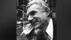 প্রথম মোবাইল ফোন হাতে মার্টিন কুপার