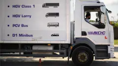 Десятки тисяч водіїв з ЄС залишили Британію. А майбутні водії не могли протягом більш ніж року складати кваліфікаційні тести через пандемію