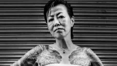 Mulher japonesa tatuada