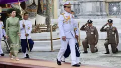 ร.10 เสด็จเปลี่ยนเครื่องทรงฤดูฝนองค์พระแก้วมรกต