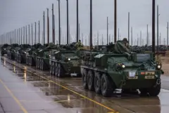 Soldados do exército americano em veículos de guerra