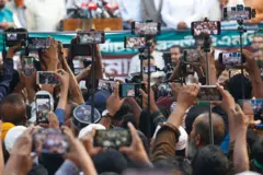 সাংবাদিকরা মোবাইল দিয়ে একটি প্রেস ব্রিফিং ভিডিও করছেন 