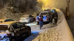 گرفتاری صدها خودرو به دلیل برف سنگین؛ مسیرهای تهران به چالوس وهراز تا ۸ اسفند بسته شدند